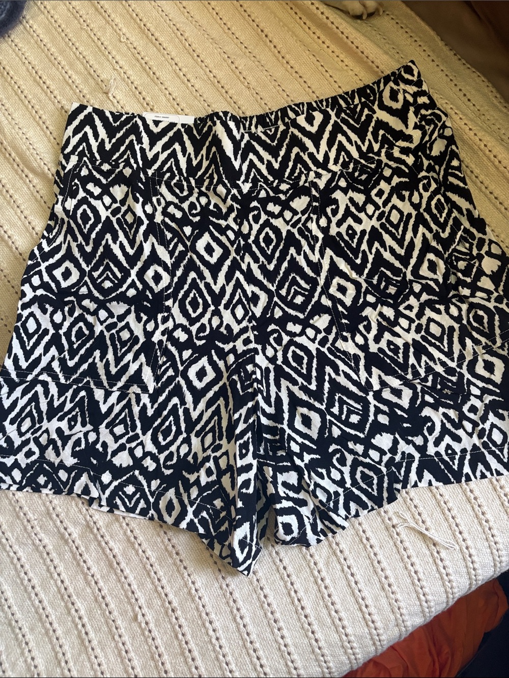Wildfox Black & White Geometric High Waist Shorts super comfy! Has pockets